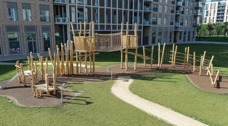 Parque ao ar livre com estruturas de madeira e caminhos